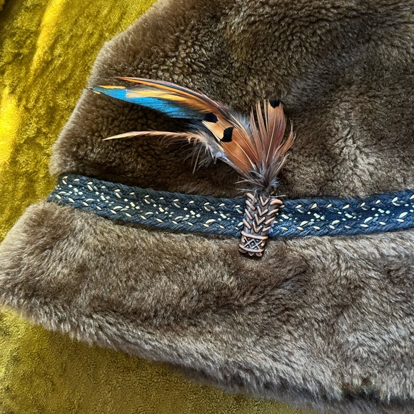 Vintage Faux Fur Plush Brown Hat W/ Braided Trim & Feather - Picture 3 of 6